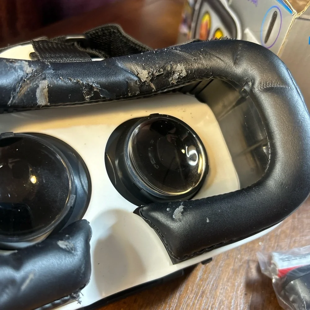 Smartphone VR Headset - Black and White